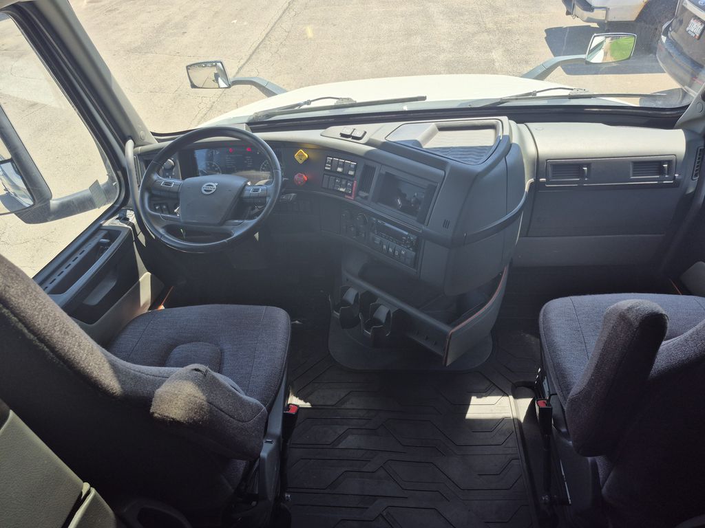 Slide images of 2022 VOLVO VNL64T860