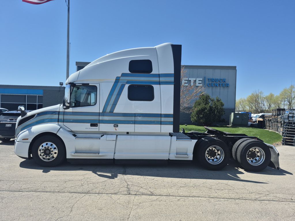 Slide images of 2022 VOLVO VNL64T860