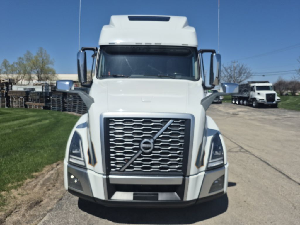 Slide images of 2022 VOLVO VNL64T860
