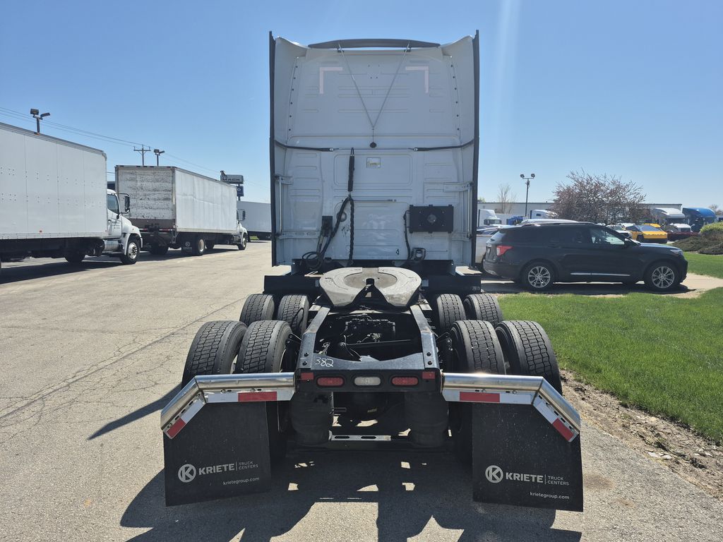 Slide images of 2022 VOLVO VNL64T860