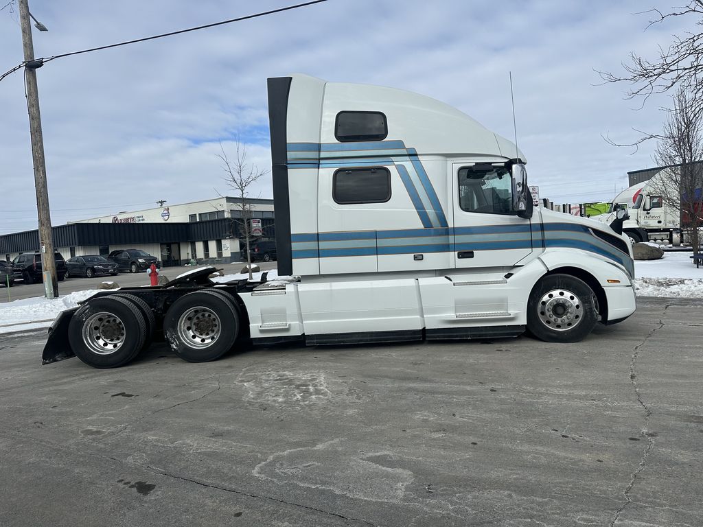 Slide images of 2022 VOLVO VNL64T860