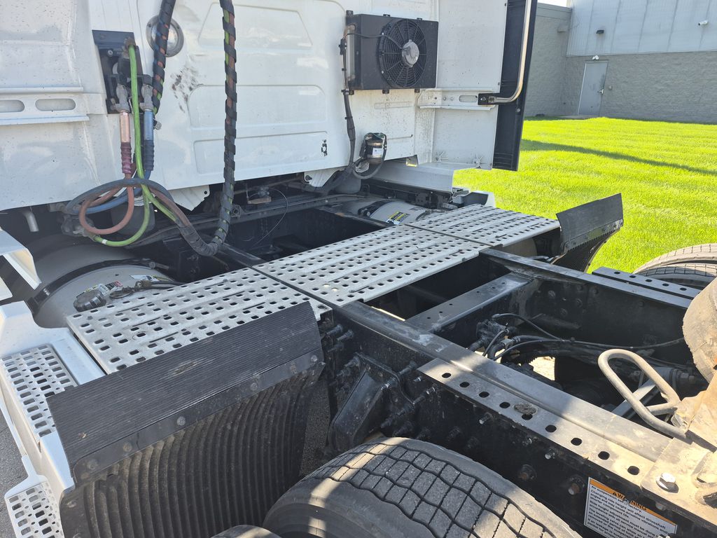 Slide images of 2022 VOLVO VNL64T860