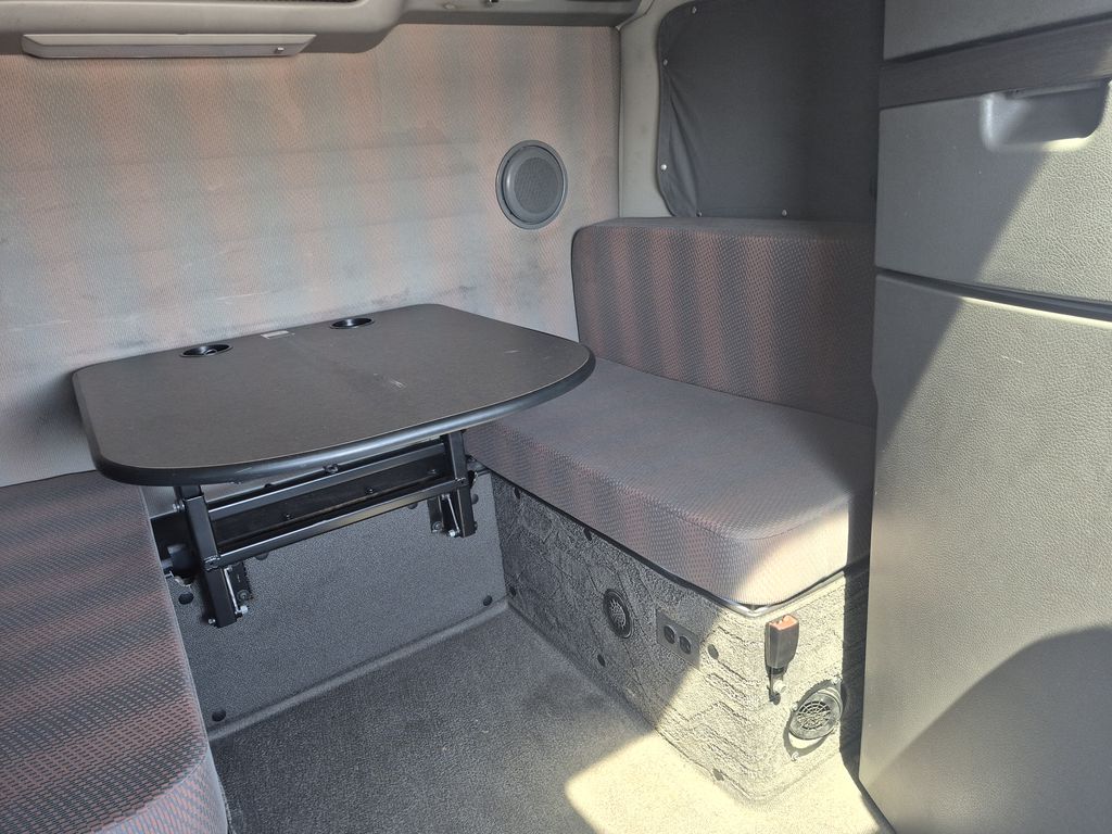 Slide images of 2022 VOLVO VNL64T860