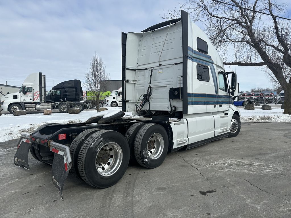 Slide images of 2022 VOLVO VNL64T860