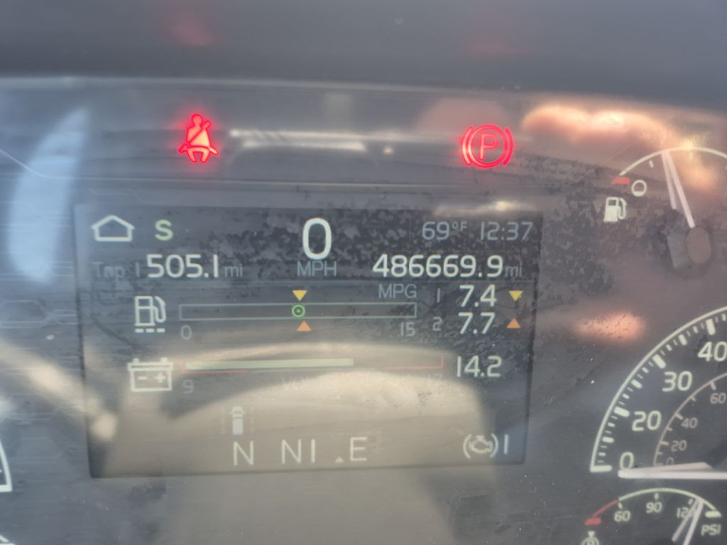 Slide images of 2022 VOLVO VNL64T860