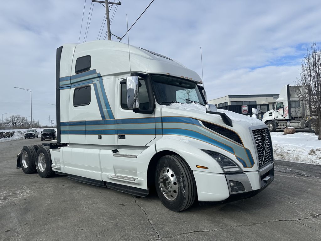 Slide images of 2022 VOLVO VNL64T860