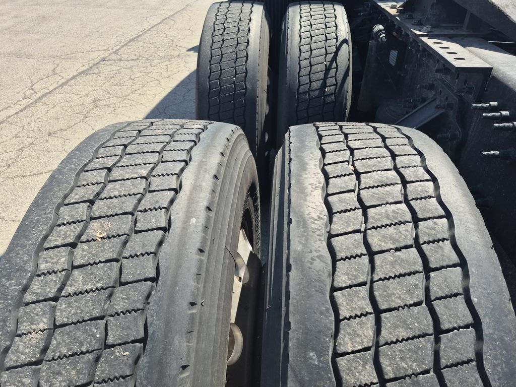 Slide images of 2022 VOLVO VNL64T860