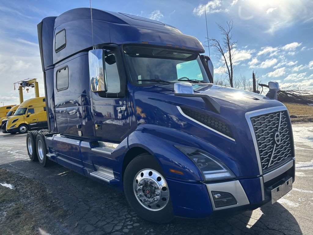 Slide images of 2020 VOLVO VN