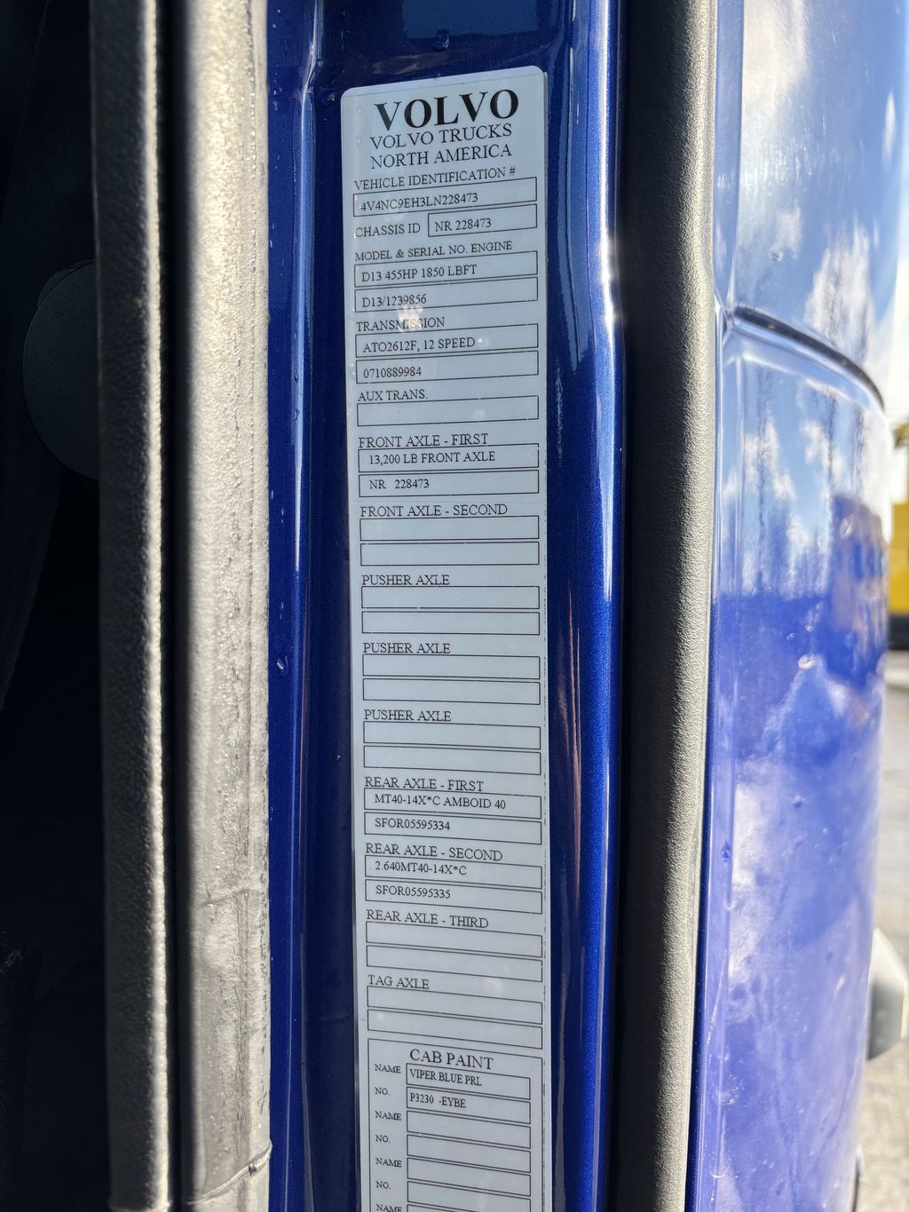 Slide images of 2020 VOLVO VN