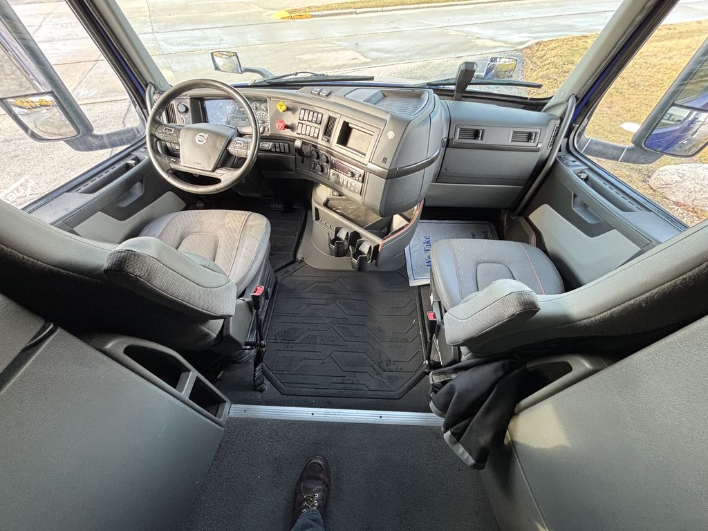 Slide images of 2020 VOLVO VN