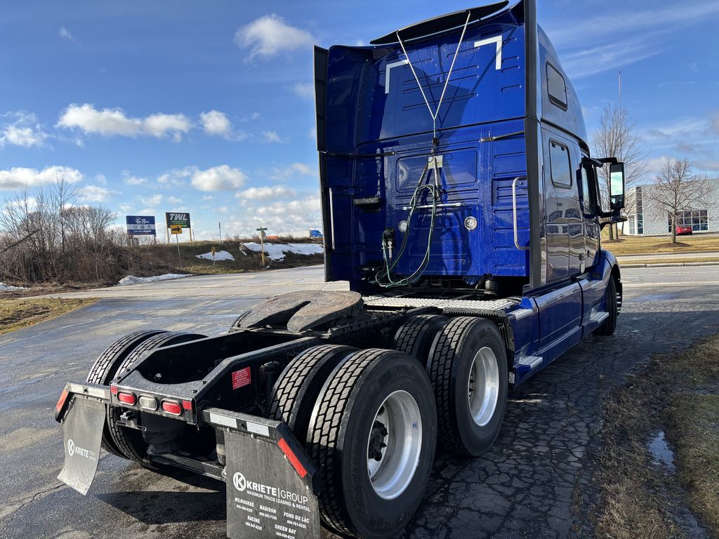 Slide images of 2020 VOLVO VN