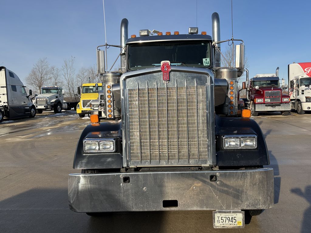 Slide images of 2024 KENWORTH W900