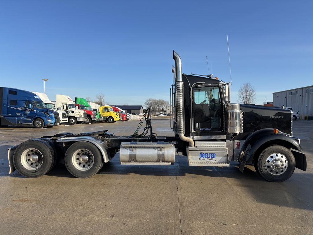 Slide images of 2024 KENWORTH W900