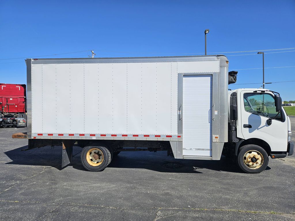 Slide images of 2018 HINO 195