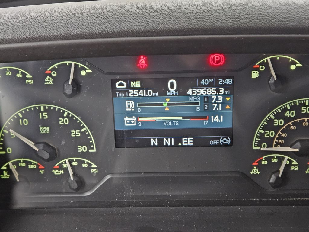 Slide images of 2022 VOLVO VNL64T860 