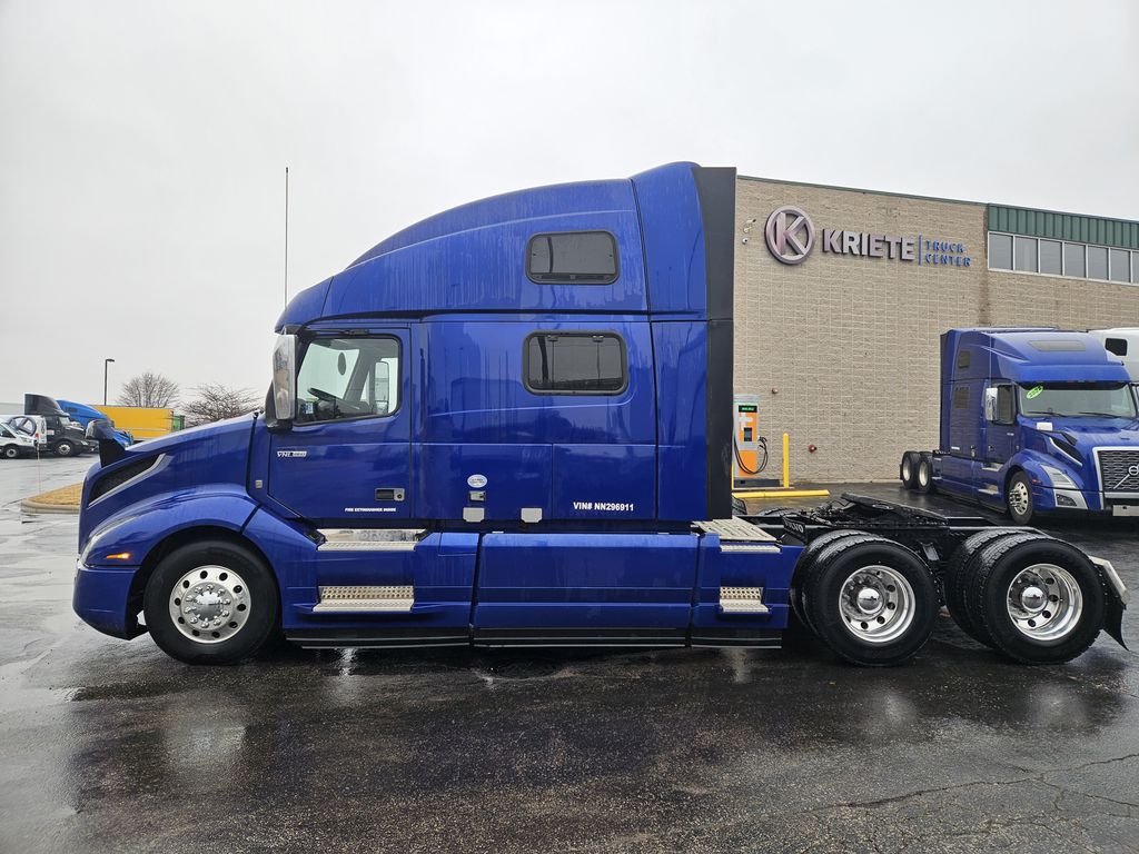 Slide images of 2022 VOLVO VNL64T860 