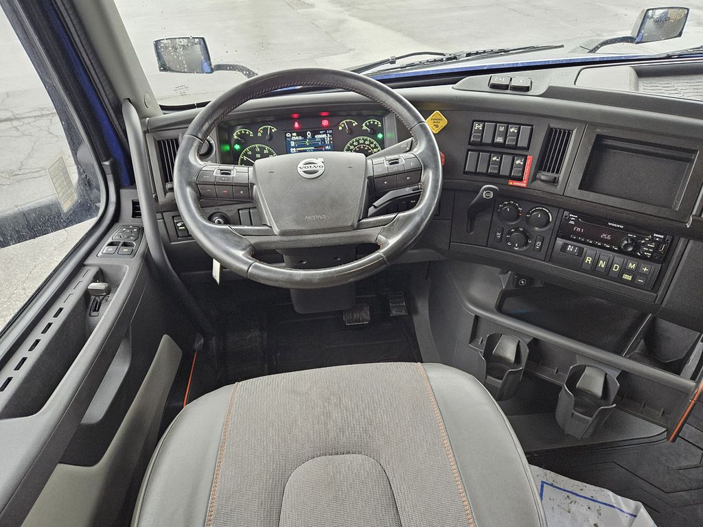 Slide images of 2022 VOLVO VNL64T860 