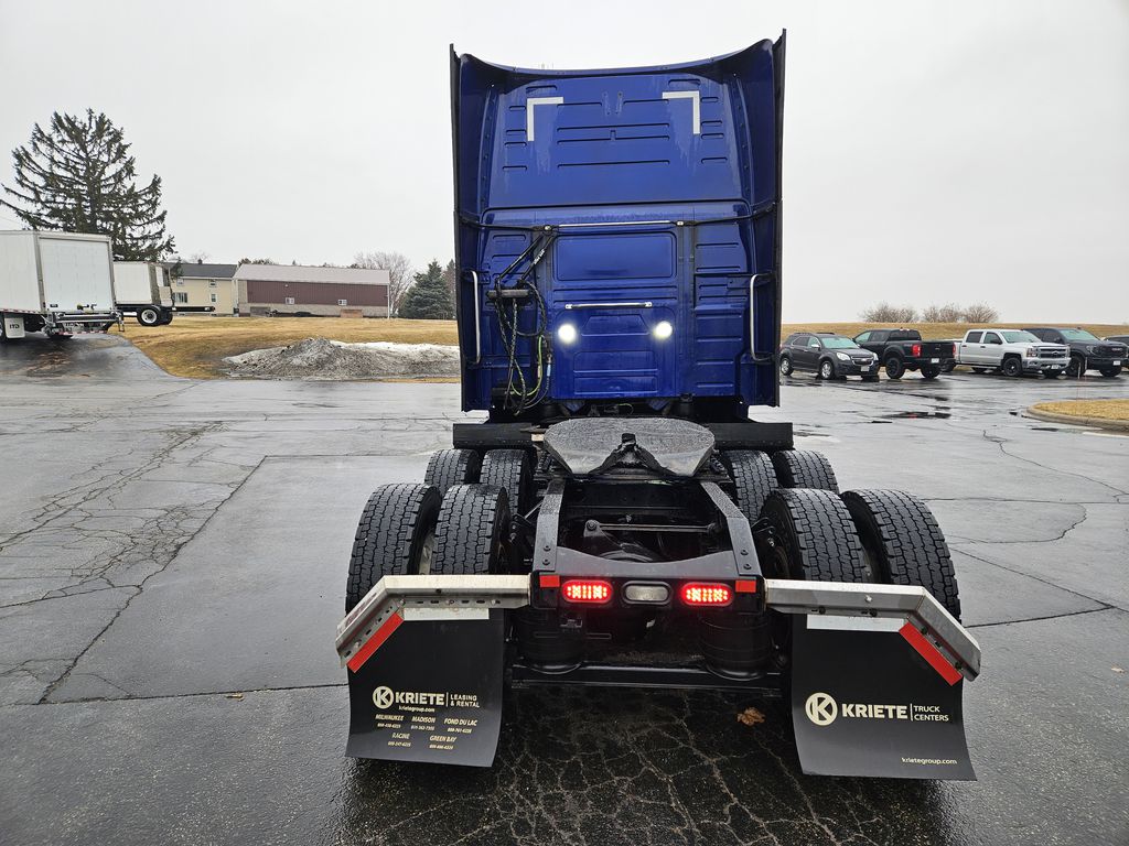 Slide images of 2022 VOLVO VNL64T860 