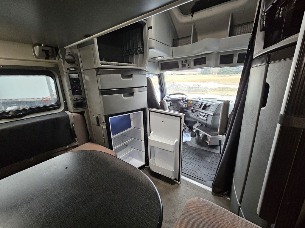 Slide images of 2022 VOLVO VNL64T860 