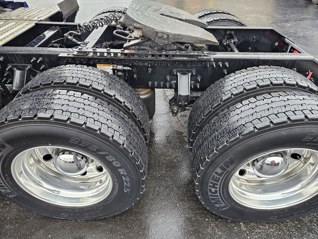 Slide images of 2022 VOLVO VNL64T860 