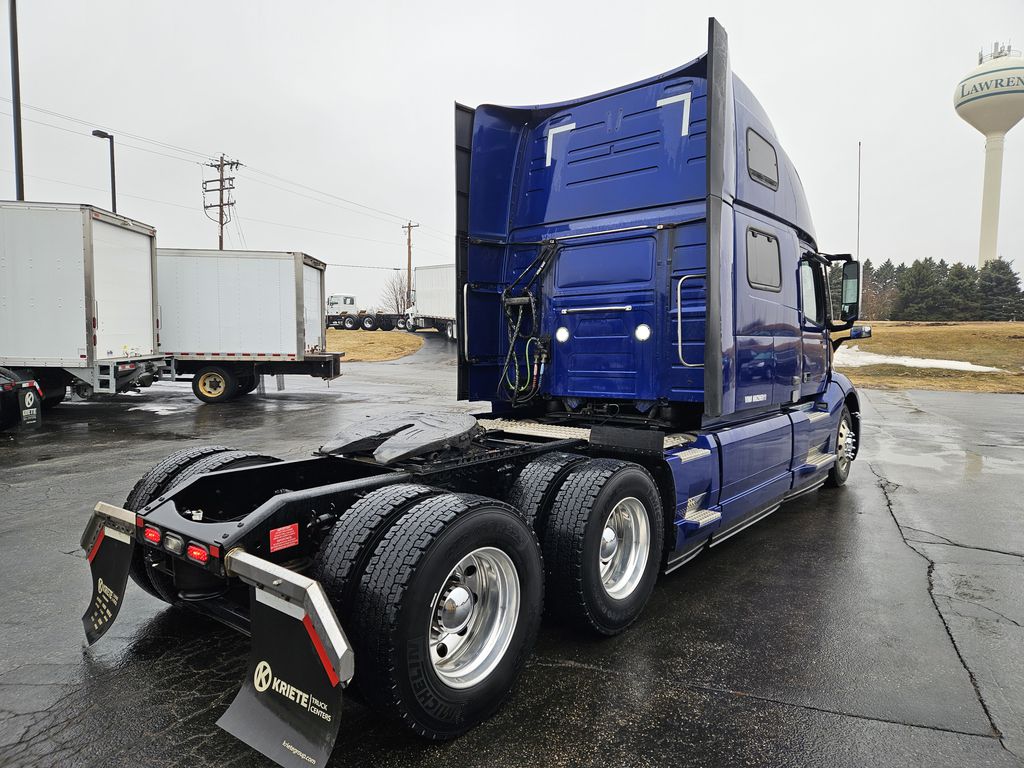 Slide images of 2022 VOLVO VNL64T860 