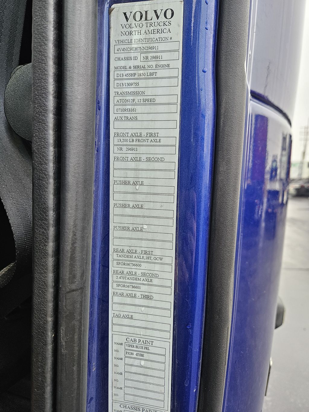 Slide images of 2022 VOLVO VNL64T860 