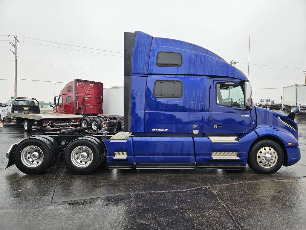 Slide images of 2022 VOLVO VNL64T860 
