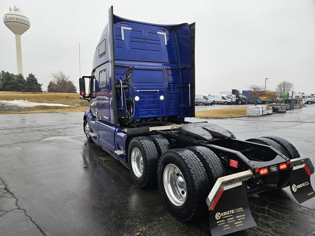 Slide images of 2022 VOLVO VNL64T860 