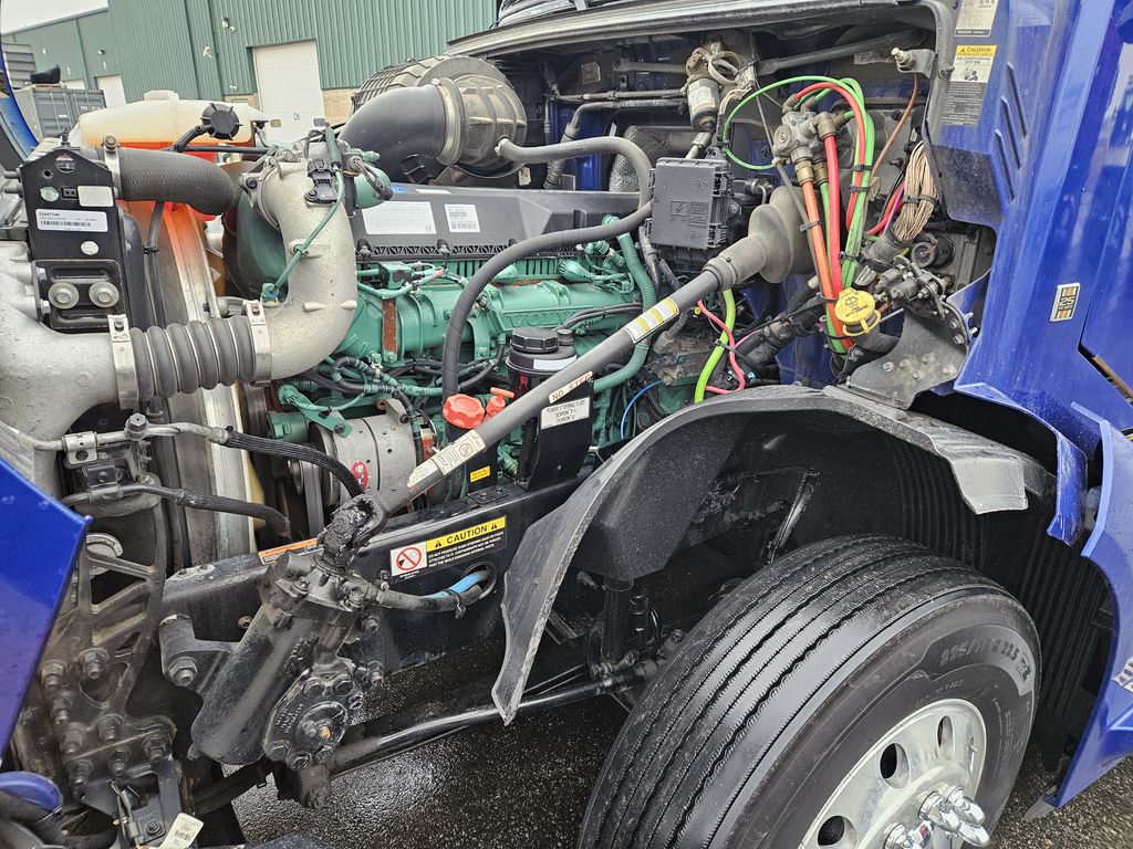 Slide images of 2022 VOLVO VNL64T860 