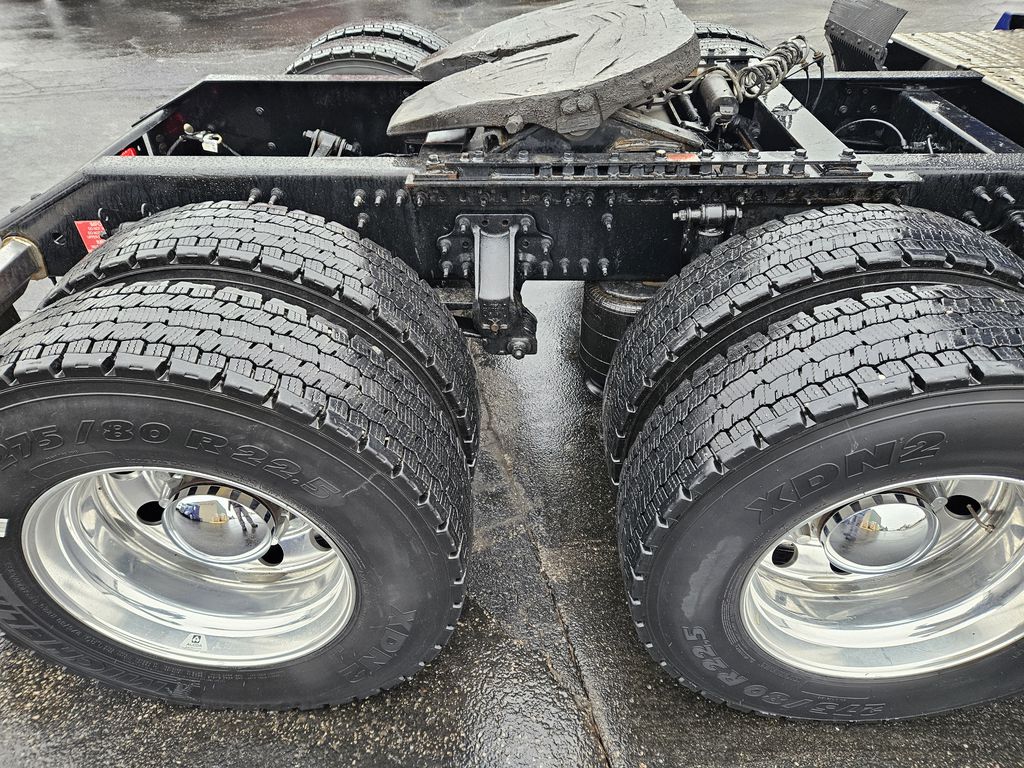 Slide images of 2022 VOLVO VNL64T860 