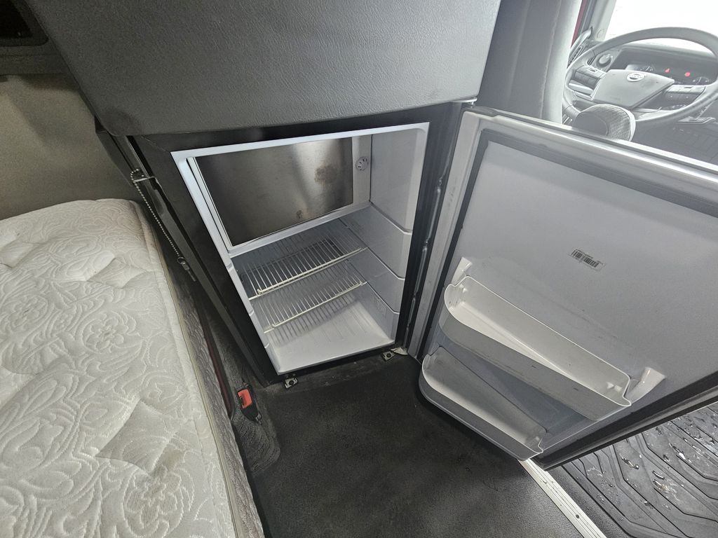 Slide images of 2022 VOLVO VNL64T860