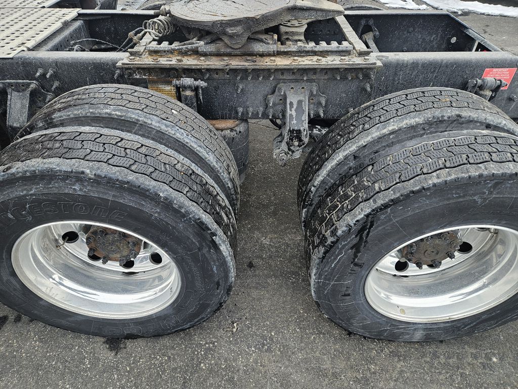 Slide images of 2022 VOLVO VNL64T860