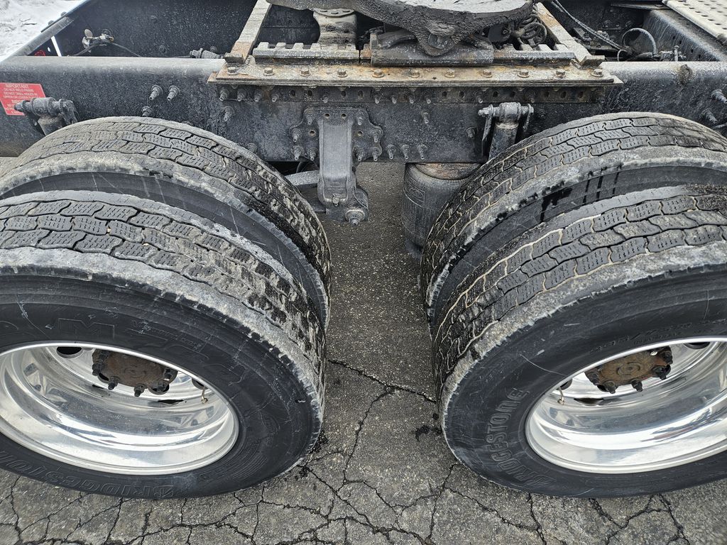 Slide images of 2022 VOLVO VNL64T860