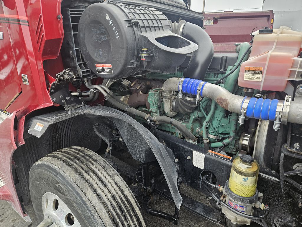 Slide images of 2022 VOLVO VNL64T860