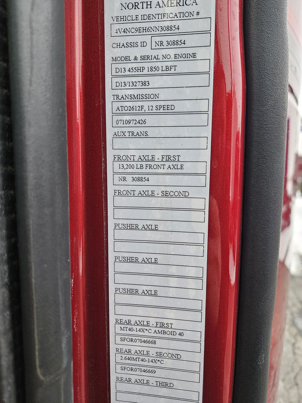 Slide images of 2022 VOLVO VNL64T860