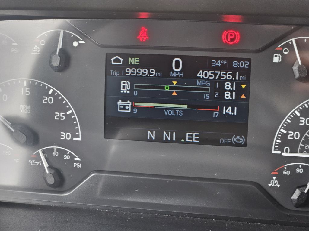 Slide images of 2022 VOLVO VNL64T860