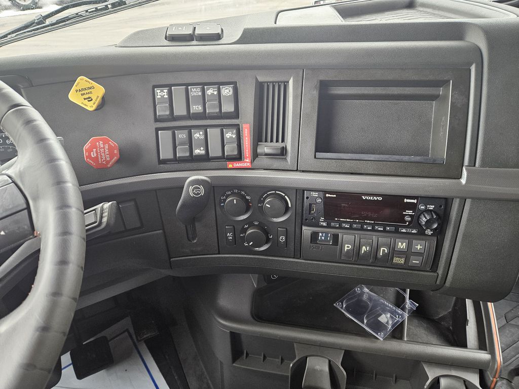 Slide images of 2022 VOLVO VNL64T860