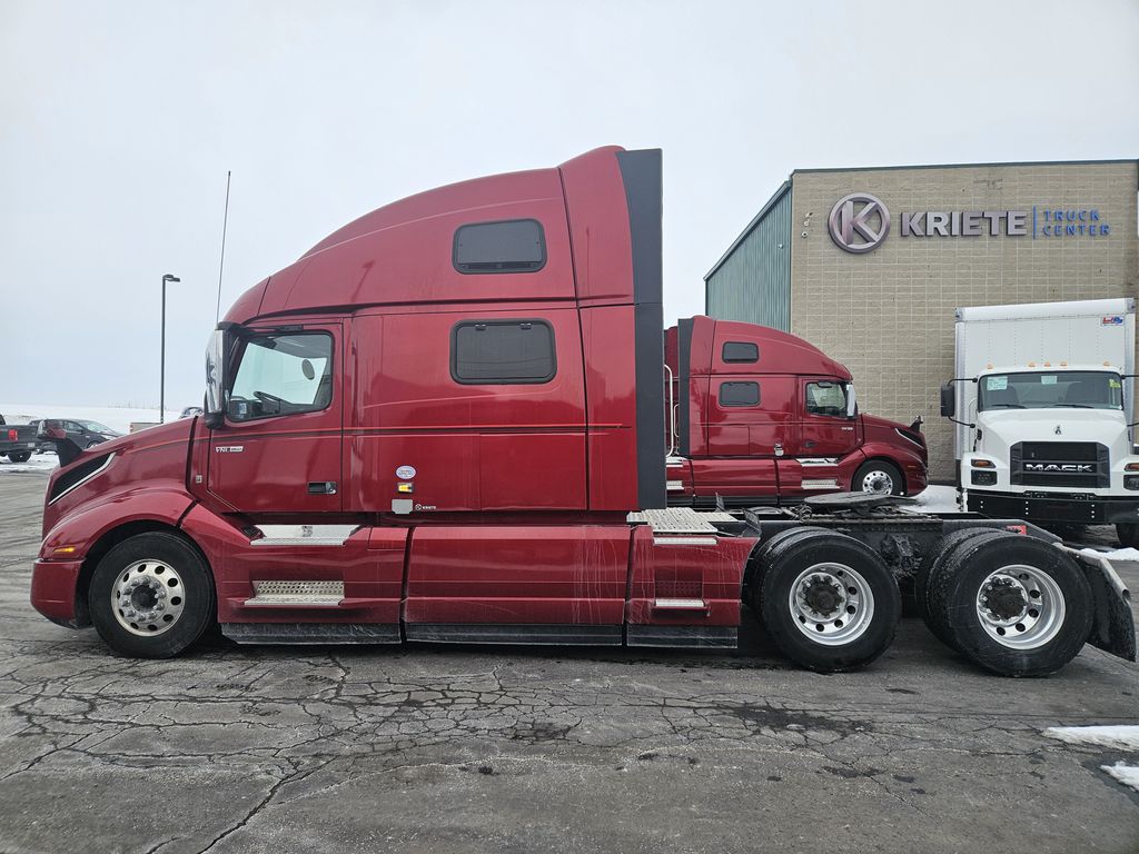 Slide images of 2022 VOLVO VNL64T860