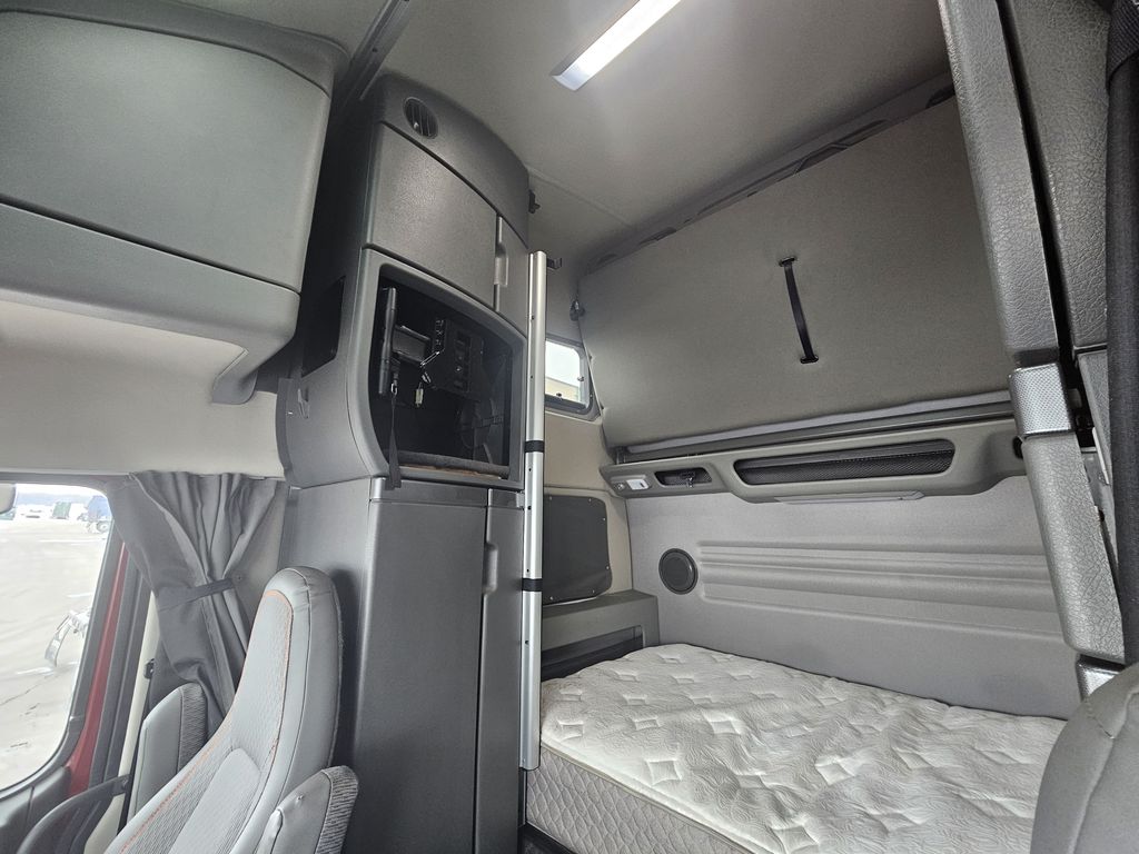 Slide images of 2022 VOLVO VNL64T860