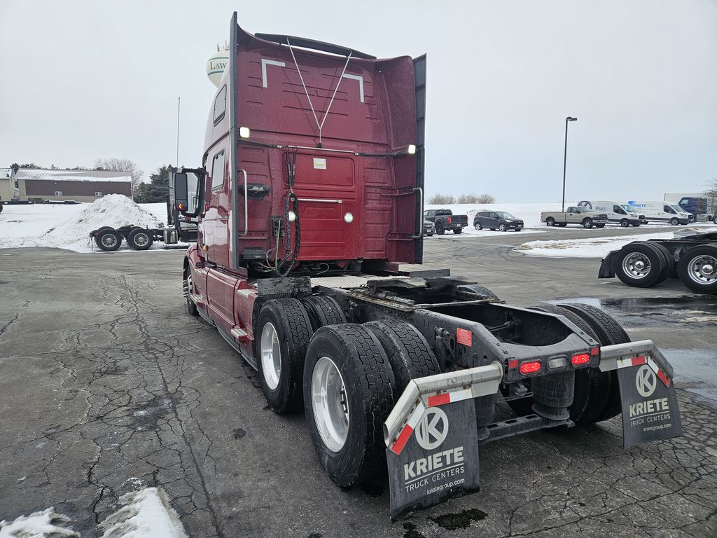 Slide images of 2022 VOLVO VNL64T860