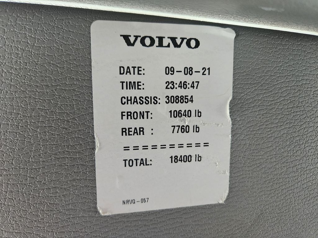 Slide images of 2022 VOLVO VNL64T860