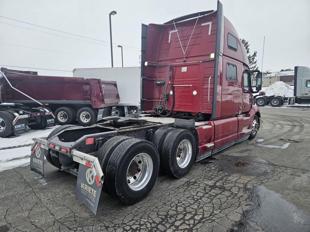 Slide images of 2022 VOLVO VNL64T860