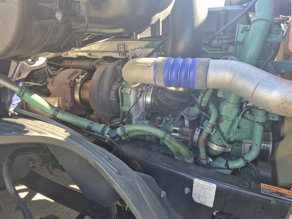 Slide images of 2022 VOLVO VNL64T860