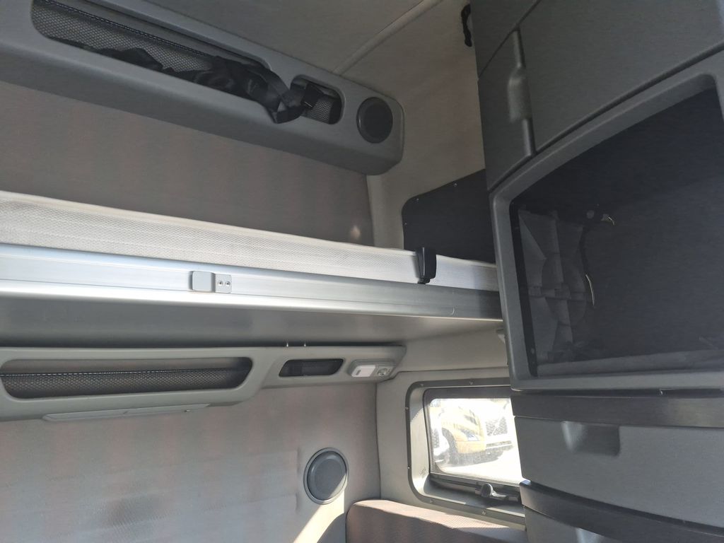 Slide images of 2022 VOLVO VNL64T860