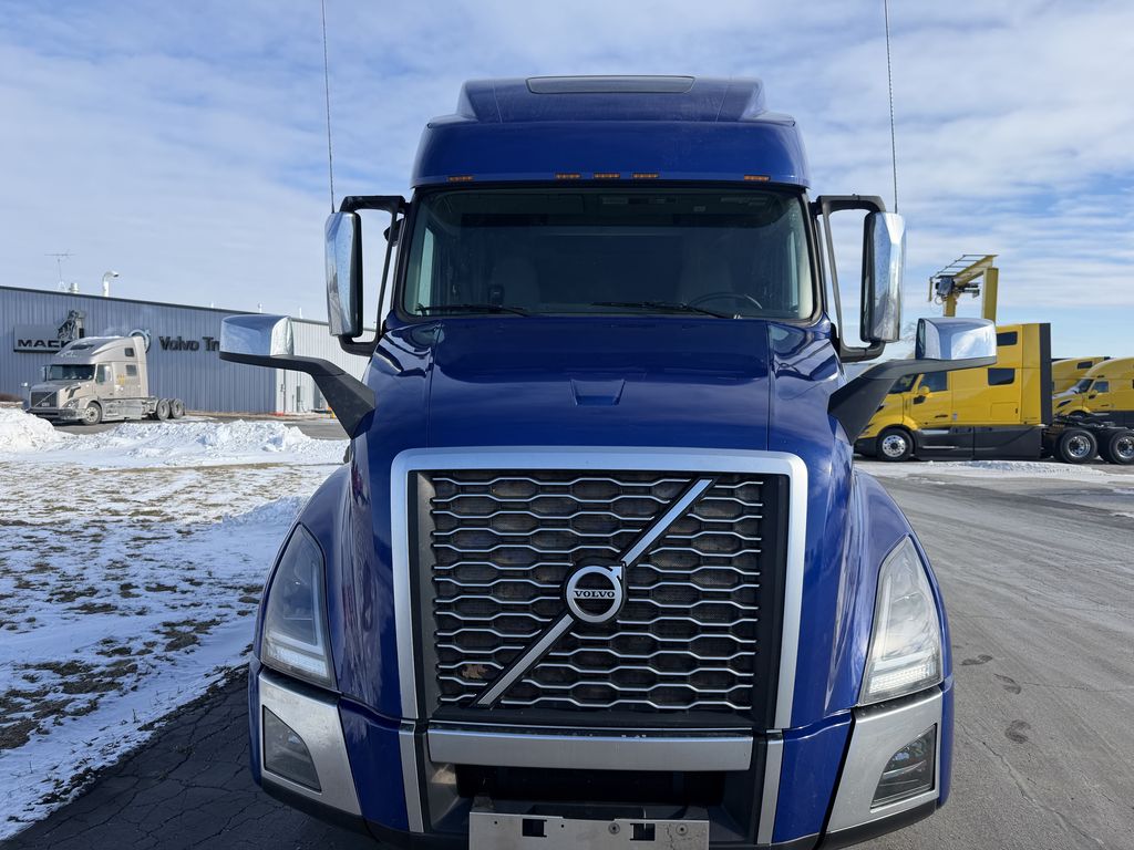 Slide images of 2022 VOLVO VNL64T860