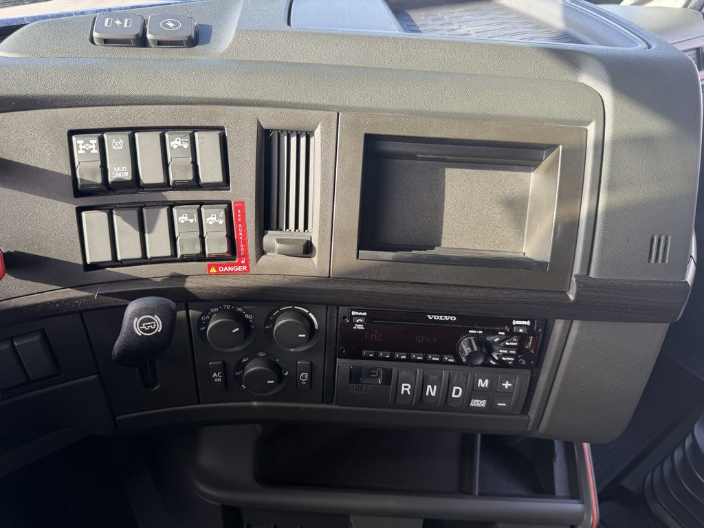 Slide images of 2022 VOLVO VNL64T860