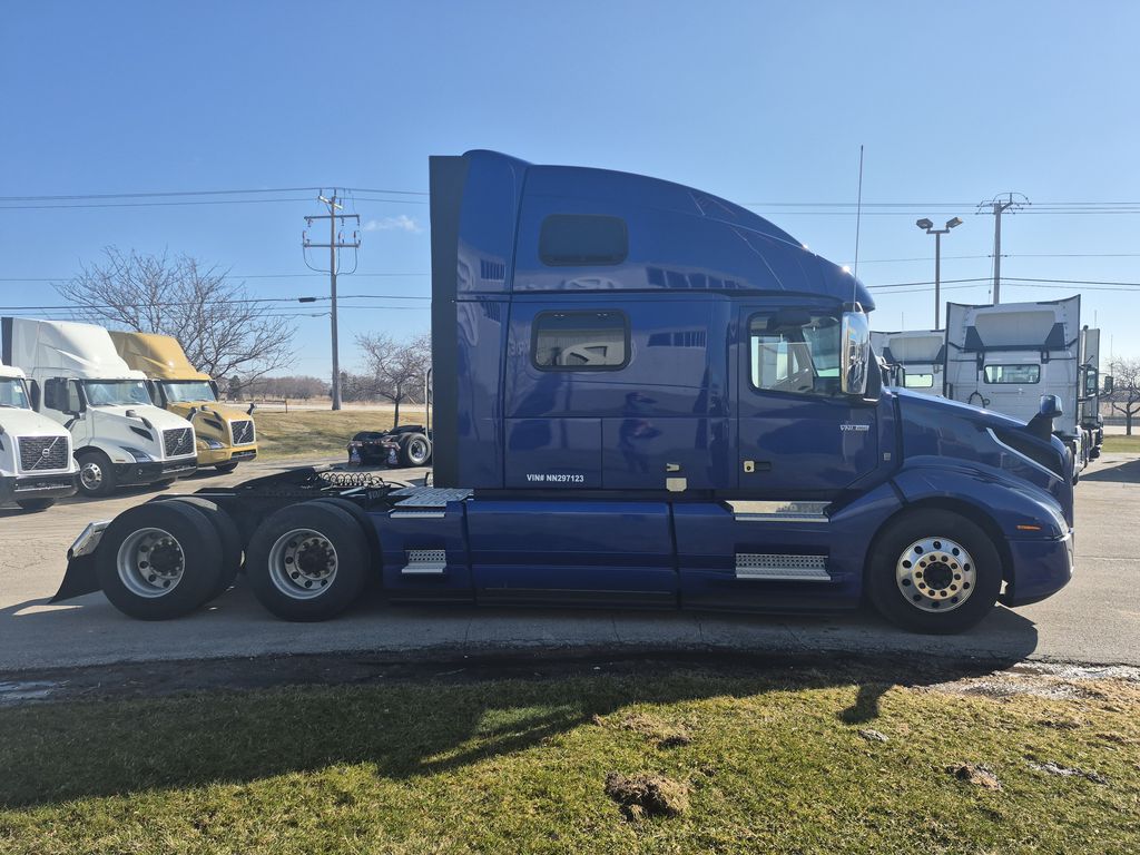 Slide images of 2022 VOLVO VNL64T860