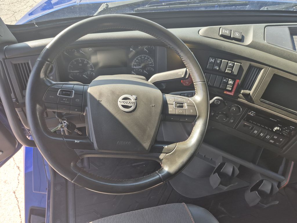 Slide images of 2022 VOLVO VNL64T860