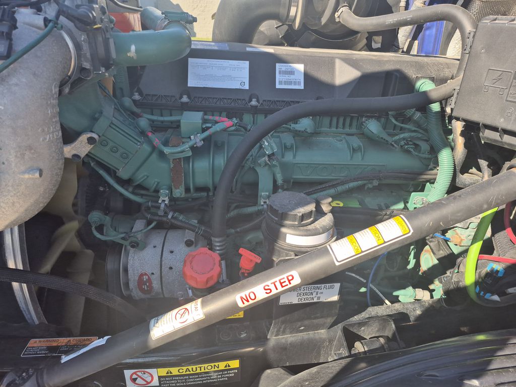 Slide images of 2022 VOLVO VNL64T860