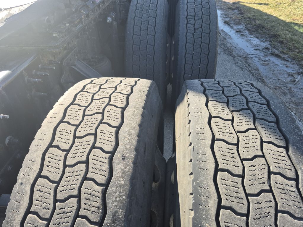 Slide images of 2022 VOLVO VNL64T860